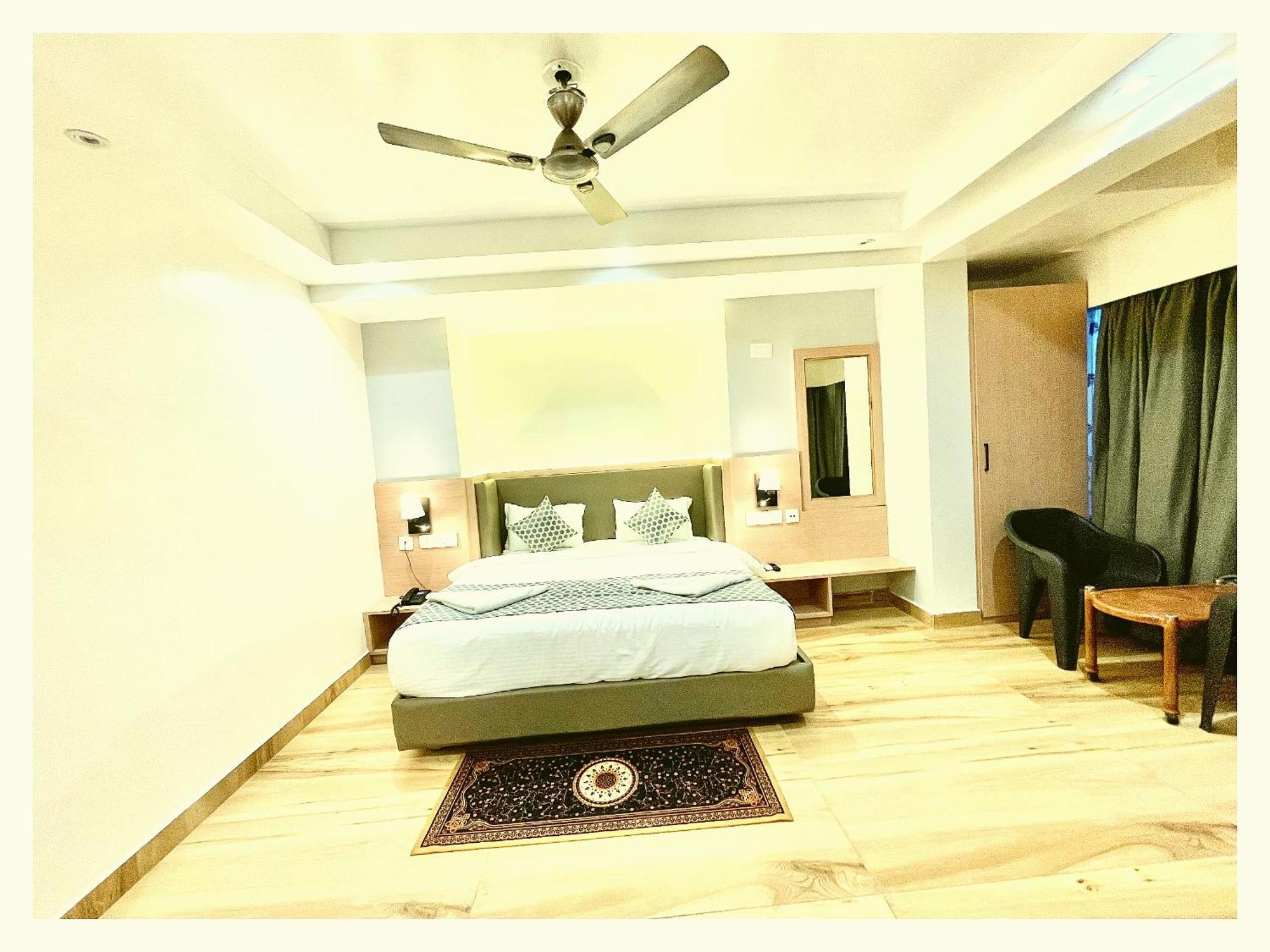 Hotel Nil Gagan Near Shree Vishwanath Temple - Fully Air Conditioned Room-hygiene And Spacious - Free Wi-fi - A Rated 4*