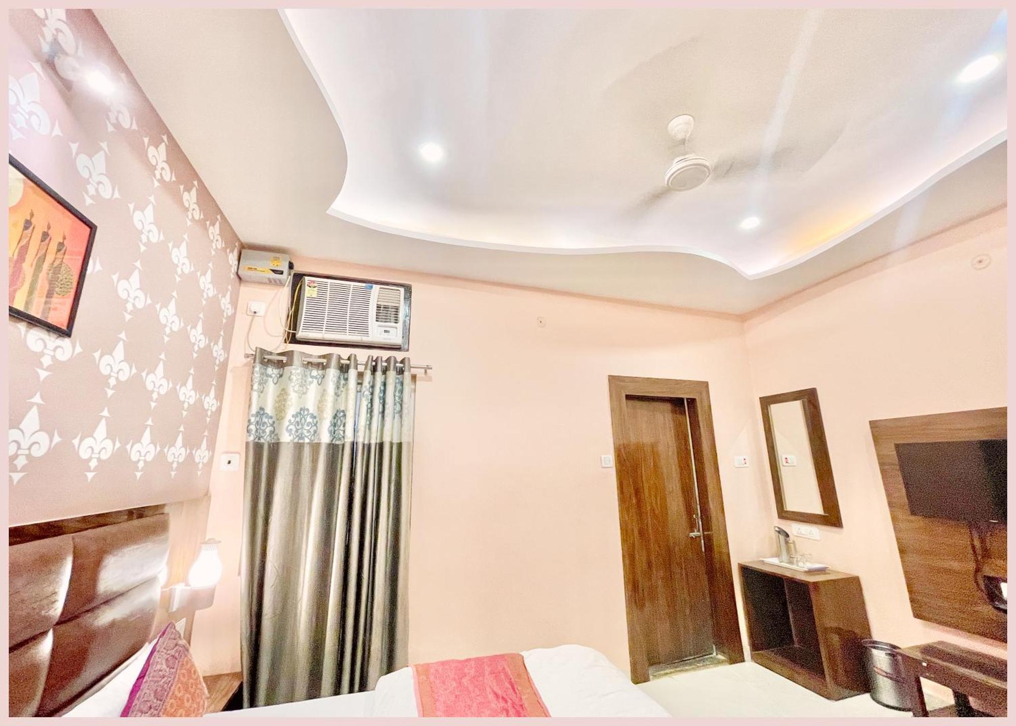 Nil Gagan Near Shree Vishwanath Temple - Fully Air Conditioned Room-hygiene And Spacious - Free Wi-fi - A Rated 4* Varanasi