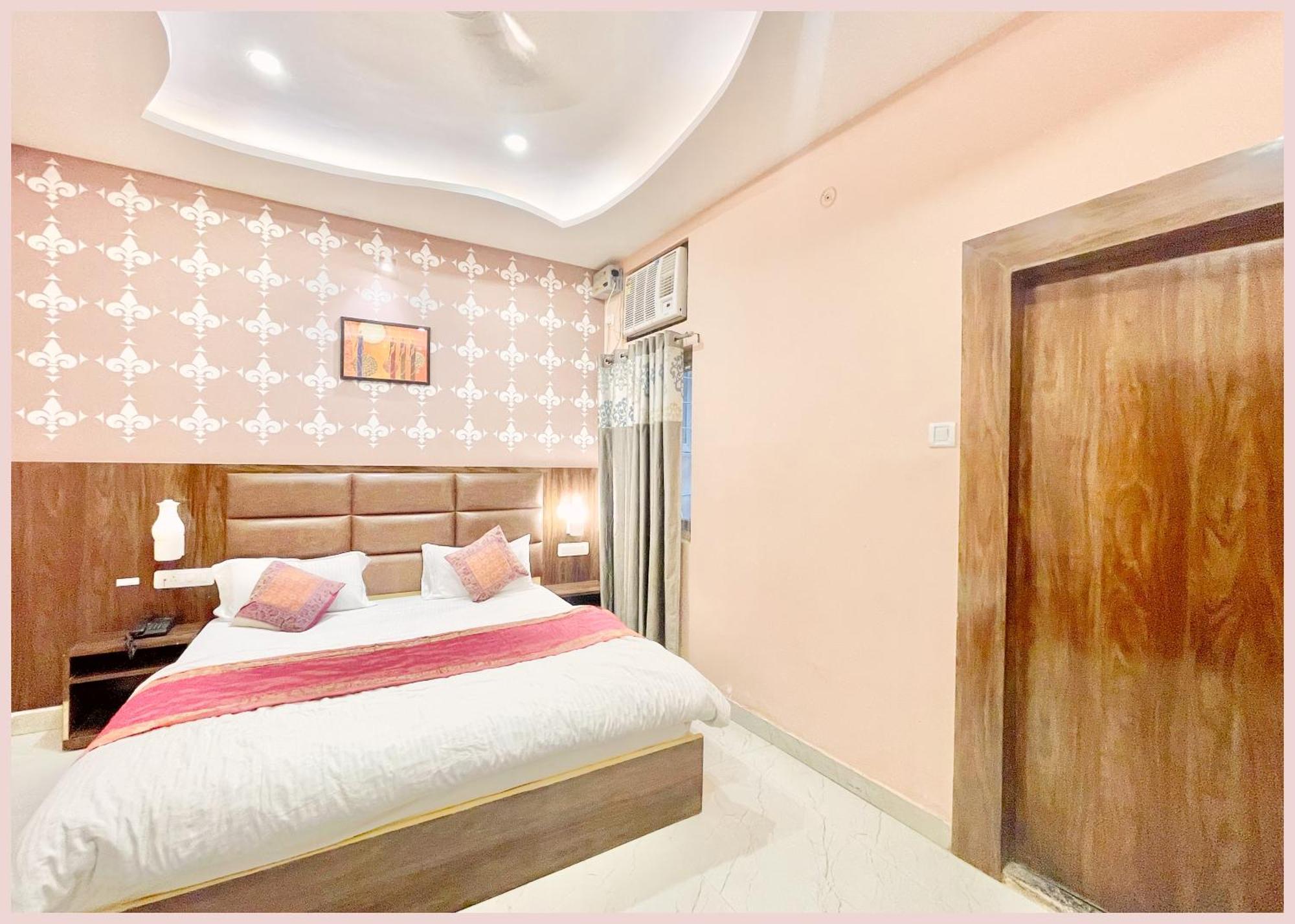 Nil Gagan Near Shree Vishwanath Temple - Fully Air Conditioned Room-hygiene And Spacious - Free Wi-fi - A Rated Hotel 4*