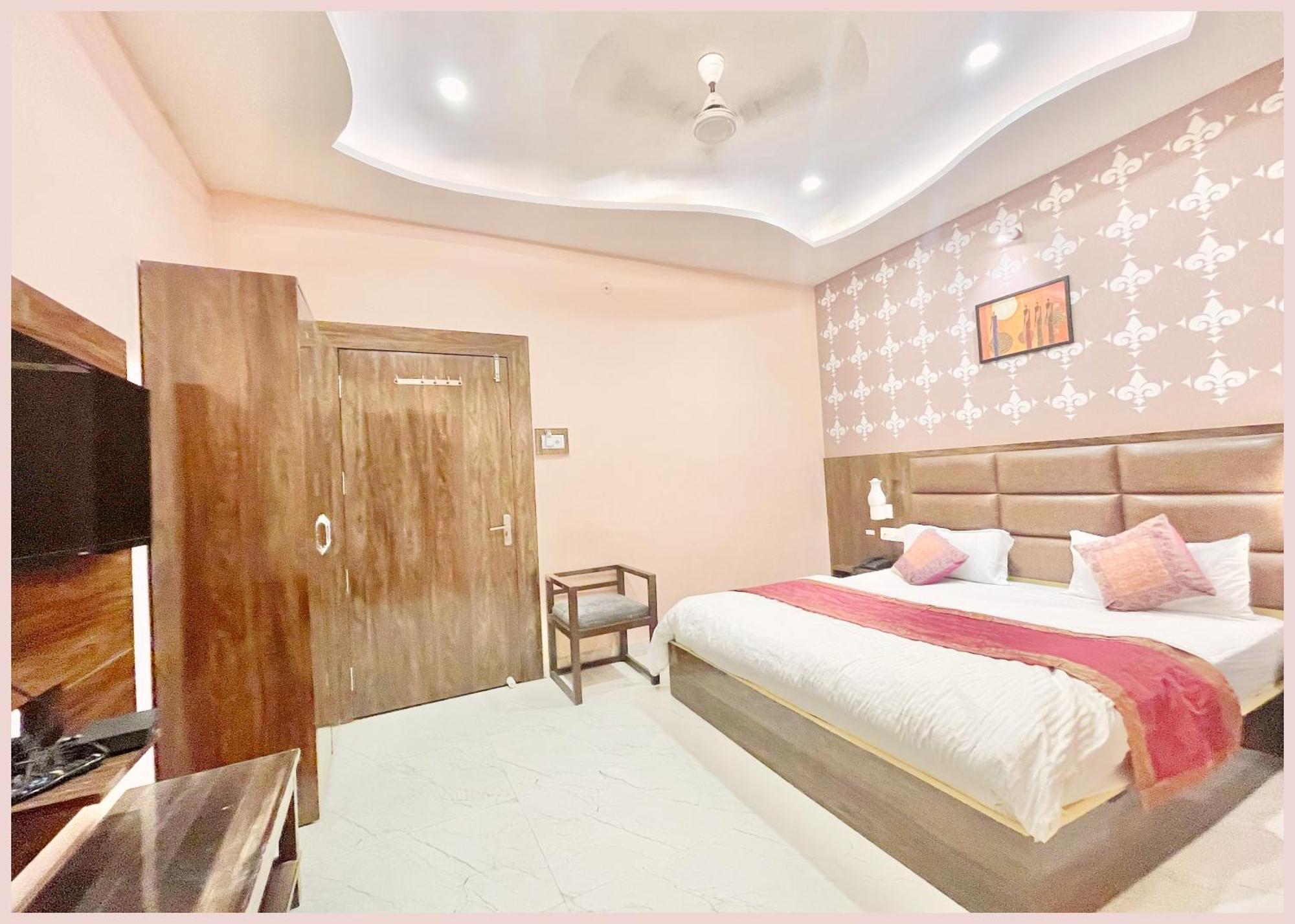 Nil Gagan Near Shree Vishwanath Temple - Fully Air Conditioned Room-hygiene And Spacious - Free Wi-fi - A Rated Hotel Varanasi