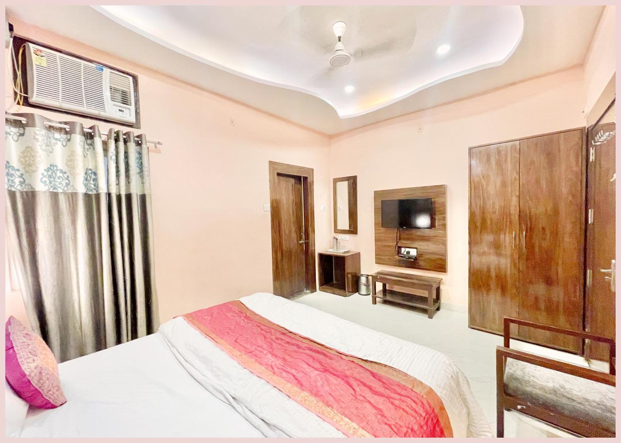 Nil Gagan Near Shree Vishwanath Temple - Fully Air Conditioned Room-hygiene And Spacious - Free Wi-fi - A Rated